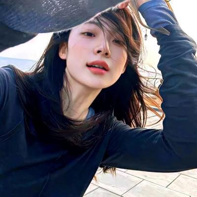 国民男神深夜密会神秘女子，本人沉默不回应，一夜之间持续发酵